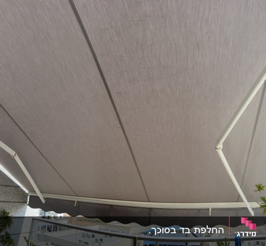 סוכך מותקן על מרפסת עם נוף עירוני